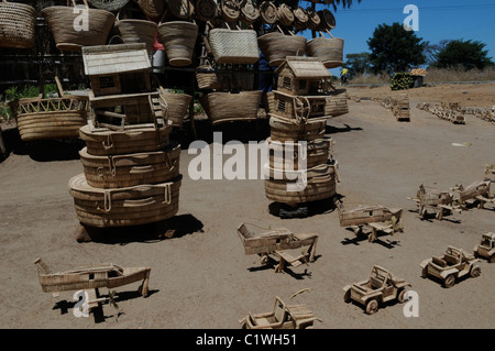 Articoli in paglia in vendita in un negozio di souvenir artigianale in Malawi Africa Foto Stock