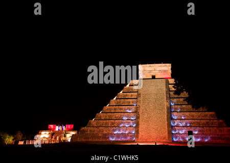 Serata spettacolo di luci e suoni presso la Piramide di Kukulkan o "El Castillo", Chichen Itza, Mexco. Foto Stock