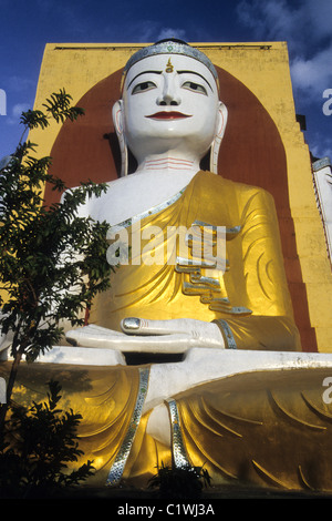 Uno dei quattro enorme Buddha seduto di Kyaikpun vicino a Bago (Pegu), Myanmar (Birmania) Foto Stock
