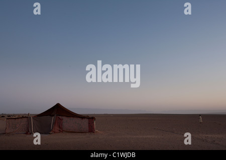 Tenda beduina e singola persona in abito tradizionale. Deserto del Sahara, Marocco, Africa del Nord. Foto Stock