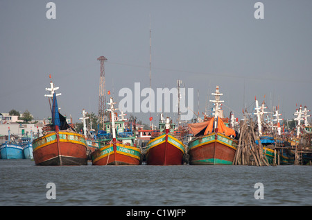 Colorate barche da pesca sul fiume Mekong Foto Stock