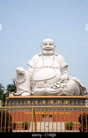 Fat felice statua del Buddha a Vinh Trang Pagoda Vietnam Foto Stock