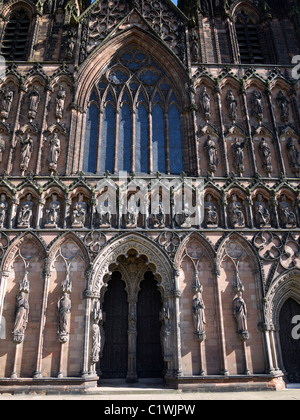 Esterno di Lichfield Cathedral in Staffordshire REGNO UNITO Foto Stock