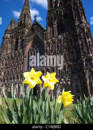 Esterno di Lichfield Cathedral in Staffordshire REGNO UNITO Foto Stock