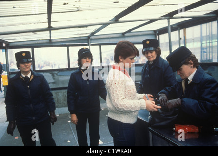 Irlanda del Nord i guai. Degli anni Ottanta. 1981, Femmina RUC femminile cerca una shopper entrando in area protetta di Belfast. 80s HOMER SYKES Foto Stock
