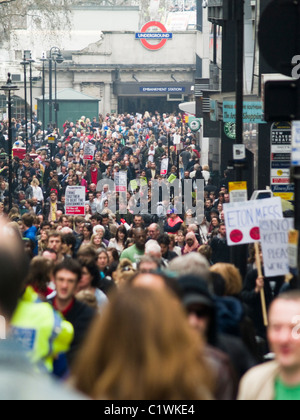 Manifestanti camminano fino Villiers Street che prendono parte a una manifestazione contro il governo taglia a Londra. Foto Stock