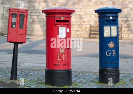 Un blu Royal Mail casella postale (George Regina) accanto a una più comune di uno rosso (Elisabetta Regina) in Windsor, Berkshire, Regno Unito. Foto Stock