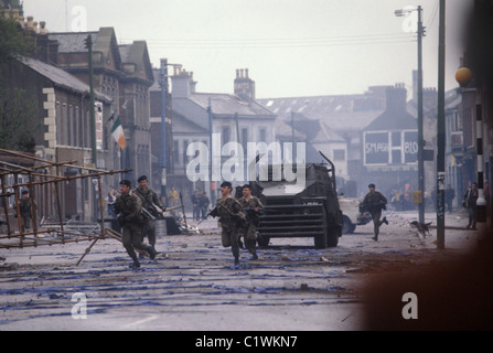 Riot Irlanda del Nord i problemi degli anni '1980 British Army Soldiers Falls Road, Belfast 1981. Inseguire i giovani cattolici dell'IRA in rivolta HOMER SYKES Foto Stock