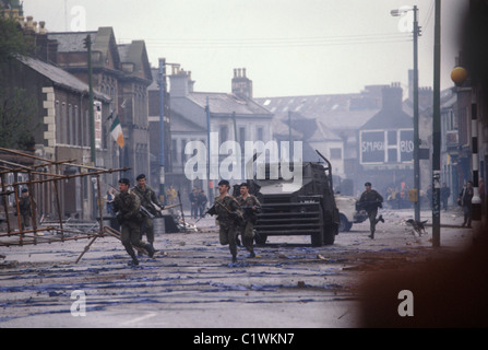 Sommossa Irlanda del Nord i guai degli anni ottanta. Esercito britannico soldati Falls Road Belfast 1981 chase dopo IRA Cattolica tafferugli giovani HOMER SYKES Foto Stock