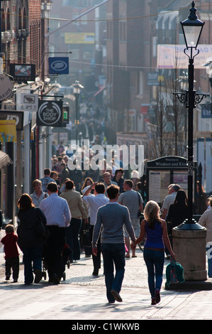 Una trafficata via dello shopping in Windsor, Berkshire, Regno Unito Foto Stock