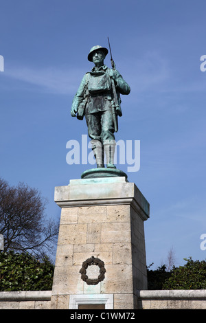 Statua di un soldato in giardini a Evesham Worcestershire Inghilterra REGNO UNITO La Prima Guerra Mondiale la Seconda Guerra Mondiale Foto Stock