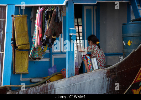 Donna Biancheria facendo una barca sul fiume Mekong in Vietnam Foto Stock