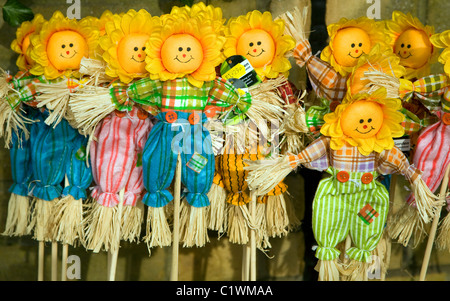 Piccolo spaventapasseri figure su bastoni shop display Foto Stock