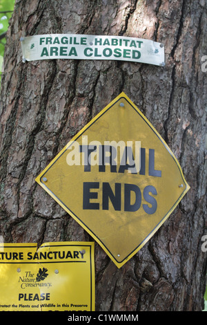 Lettura di segni "sentiero termina " e " zona chiusa " segna la fine di un percorso in un Nature Conservancy santuario, Massachusetts. Foto Stock