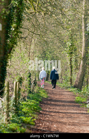 Due vecchie signore a piedi lungo un sentiero di bosco vicino al fiume Tamigi. Maidenhead, Inghilterra. Foto Stock