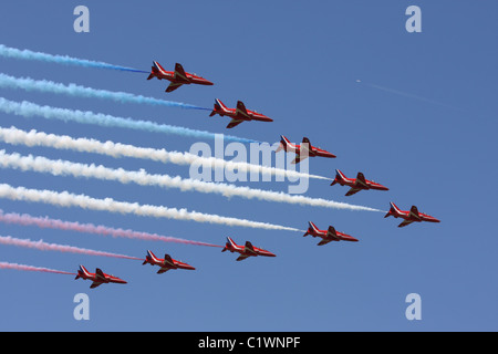 Le frecce rosse volare in formazione attraverso un cielo blu fumo di tallonamento. Foto Stock