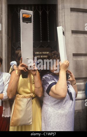 Royal Wedding Prince Charles Lady Diana Spencer periscopi ricordo per guardare oltre la folla per vedere la cerimonia Londra 29 luglio 1981 1980s UK HOMER SYKES Foto Stock