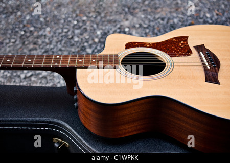 Chitarra acustica seduto su di essa il caso chiuso. Foto Stock