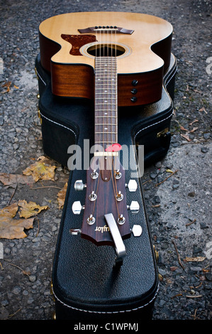 Chitarra acustica seduto su di essa il caso chiuso. Foto Stock