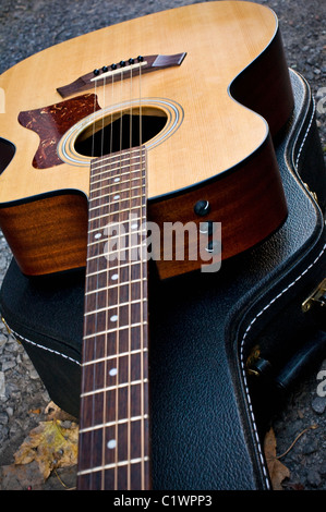 Chitarra acustica seduto su di essa il caso chiuso. Foto Stock