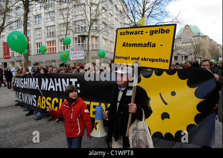 Germania Amburgo 2011 marzo 26 , grandi rally e incontro pubblico presso il municipio mercato contro il nucleare dopo incidente Fukushima Foto Stock