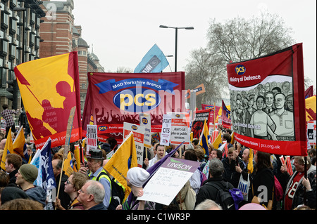 Manifestanti marciano a Londra contro sui tagli alla spesa pubblica -- Marzo per l alternativa -- un rally organizzato dalla TUC Foto Stock