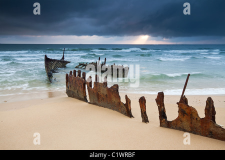 Relitto sulla spiaggia australiana presso sunrise (ss alterate relitto,alterate beach, Queensland). Foto Stock
