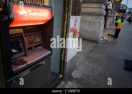 Pulizia street la mattina dopo il TUC organizzato di governo anti-marzo contro i tagli in Gran Bretagna dell'economia. Foto Stock