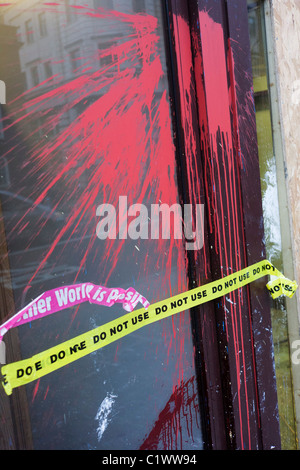 Atti di vandalismo di proprietà della banca la mattina dopo il TUC organizzato di governo anti-marzo contro i tagli in Gran Bretagna dell'economia. Foto Stock