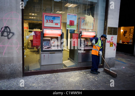 Pulizia street la mattina dopo il TUC organizzato di governo anti-marzo contro i tagli in Gran Bretagna dell'economia. Foto Stock