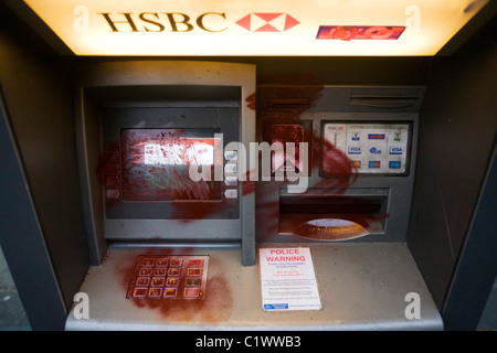 Atti di vandalismo a HSBC Bank erogatore la mattina dopo il TUC organizzato di marzo contro l'anti-il governo taglia in Gran Bretagna dell'economia. Foto Stock