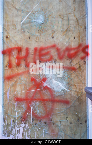 Atti di vandalismo a HSBC Bank proprietà la mattina dopo il TUC organizzato di marzo contro l'anti-il governo taglia in Gran Bretagna dell'economia. Foto Stock