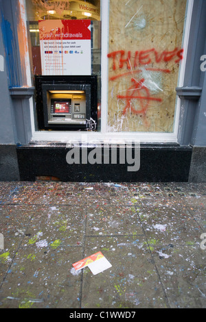 Atti di vandalismo a HSBC Bank proprietà la mattina dopo il TUC organizzato di marzo contro l'anti-il governo taglia in Gran Bretagna dell'economia. Foto Stock