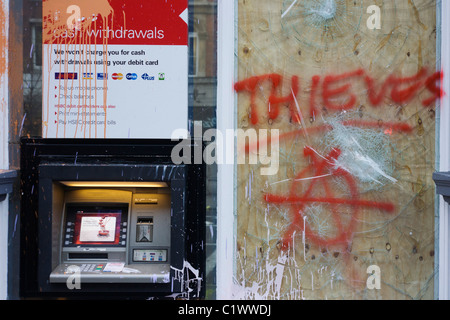 Atti di vandalismo a HSBC Bank proprietà la mattina dopo il TUC organizzato di marzo contro l'anti-il governo taglia in Gran Bretagna dell'economia. Foto Stock