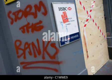 Atti di vandalismo a HSBC Bank proprietà la mattina dopo il TUC organizzato di marzo contro l'anti-il governo taglia in Gran Bretagna dell'economia. Foto Stock