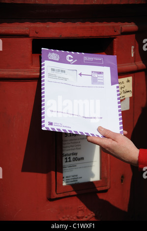 Giornata di censimento. La pubblicazione di un completamento del censimento 2011 documento in un Royal Mail postbox Foto Stock