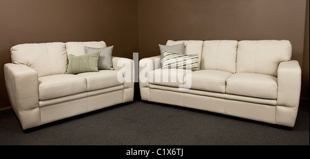 Nuovo confortevole lounge bianco impostazione. Un 2 e un 3 posti lounge. Foto Stock