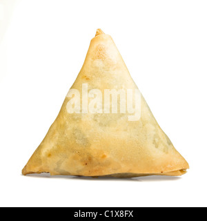 Cucinato golden Samosa dalla prospettiva bassa isolato su bianco. Foto Stock