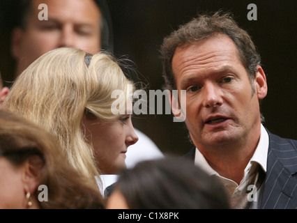 Harriet Lester e Mark Lester guardando Natasha Bedingfield esibirsi dal vivo sul palco della NBC Toyota in concerto a NYC. New York Foto Stock