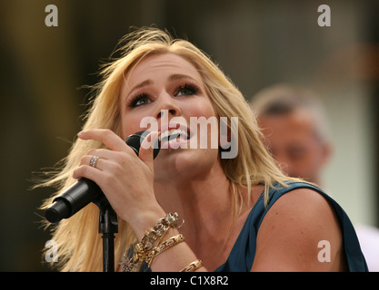 Natasha Bedingfield performing live sul palco della NBC Toyota in concerto a NYC. La città di New York, Stati Uniti d'America - 21.08.09 : Foto Stock