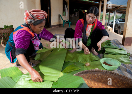 Lisu Hill Tribes donna fare la torta di riso a mano per festeggiare il nuovo anno, Ban Hai Ko, Mae Salong, Chinag Rai, Thailandia Foto Stock