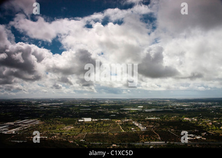 Ampia vista aerea dei dintorni della città di Faro in Algarve, Portogallo. Foto Stock