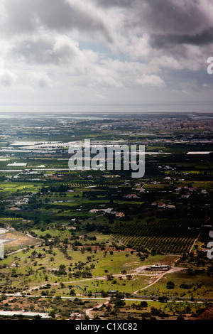 Ampia vista aerea dei dintorni della città di Faro in Algarve, Portogallo. Foto Stock