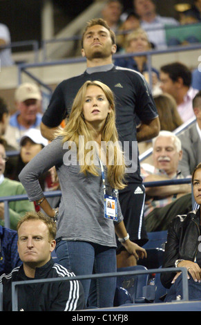 Andy Murray è fidanzata Kim Sears orologi il fidanzato in azione durante il match contro Ernests GULBIS della Lettonia durante il giorno Foto Stock