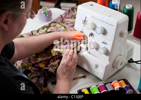 Le donne con cucitura serger Foto Stock