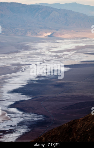 Salina di bacino Badwater, Parco Nazionale della Valle della Morte Foto Stock