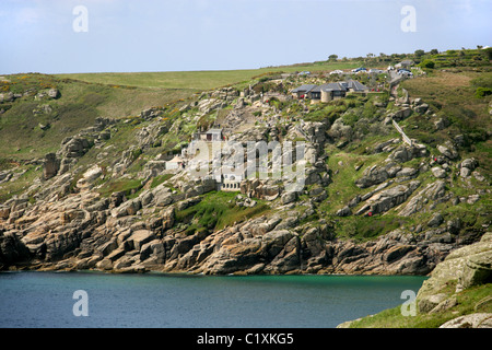 Vista del Minack Open Air Theatre, Porthcurno, da Logan Rock, North Cornwall Coast Path, vicino Land's End, Cornwall, Regno Unito. Foto Stock