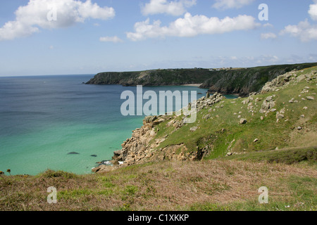 Vista di Pedn-uomini-un-mero, Minack Open Air Theatre e Porthcurno, da Logan Rock, North Cornwall Coast Path, vicino Land's End. Foto Stock