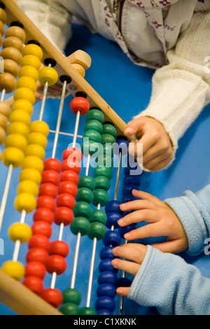 Bambini colorati abacus , il concetto di istruzione Foto Stock