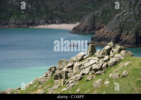 Una vista della spiaggia di Porthcurno, da Logan Rock, North Cornwall Coast Path, vicino Land's End, Cornwall, Regno Unito. Foto Stock